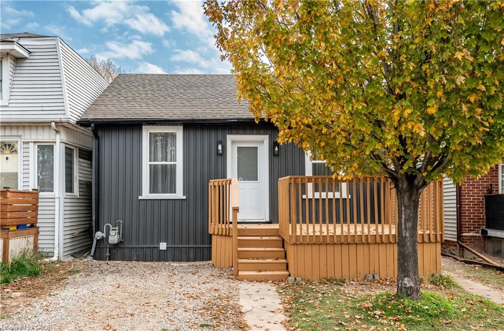 Property Photo:  256 Rosslyn Avenue N  ON L8L 7R1 
