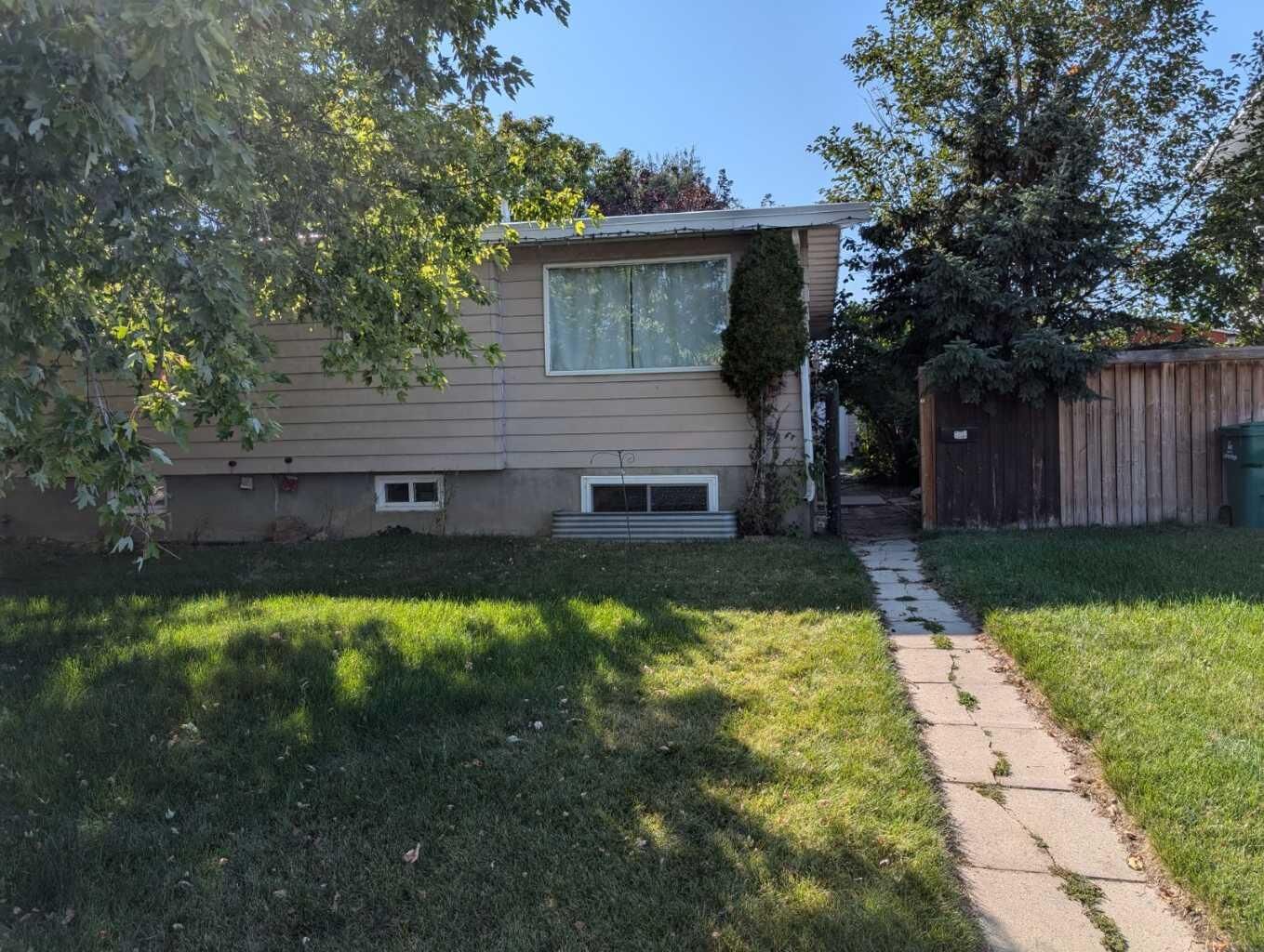 Property Photo:  229 Lafayette Boulevard W  AB T1K 3Z2 