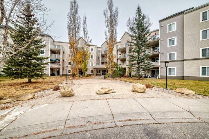 Property Photo:  4000 Somervale Court SW 106  AB T2Y 4J3 