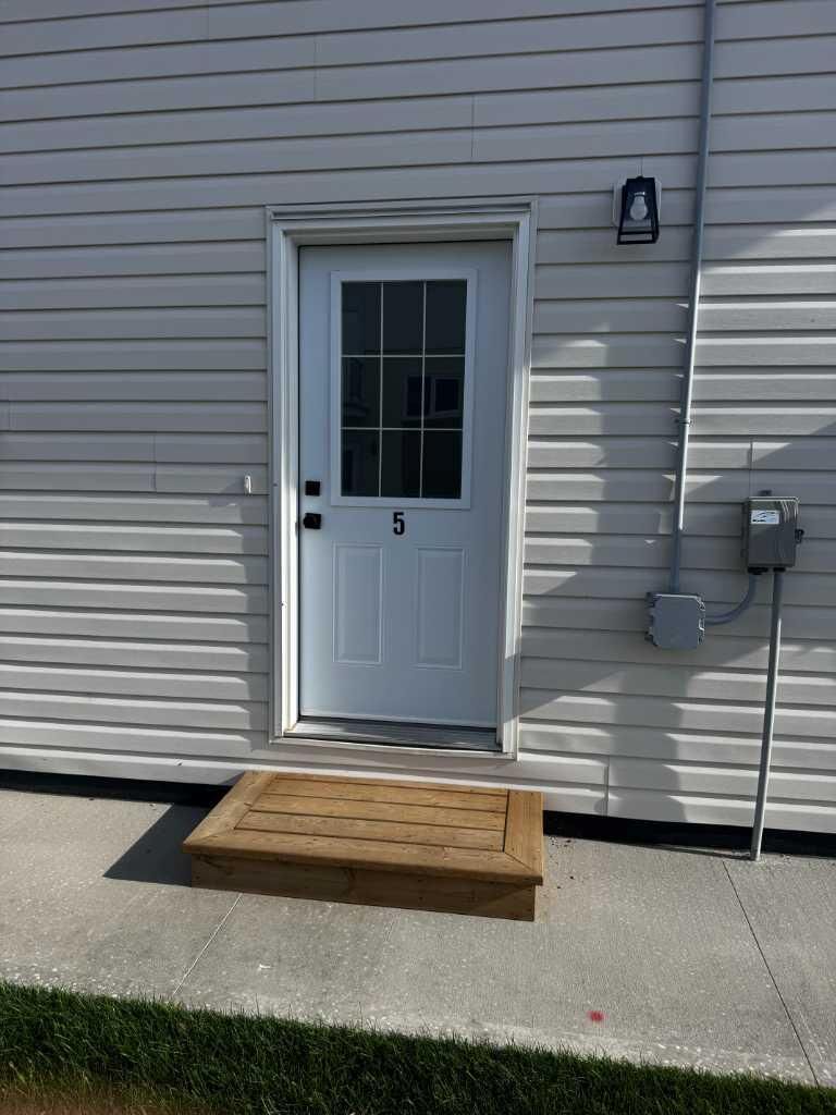 Property Photo:  212 1 Avenue E 5  AB T1R 0G9 