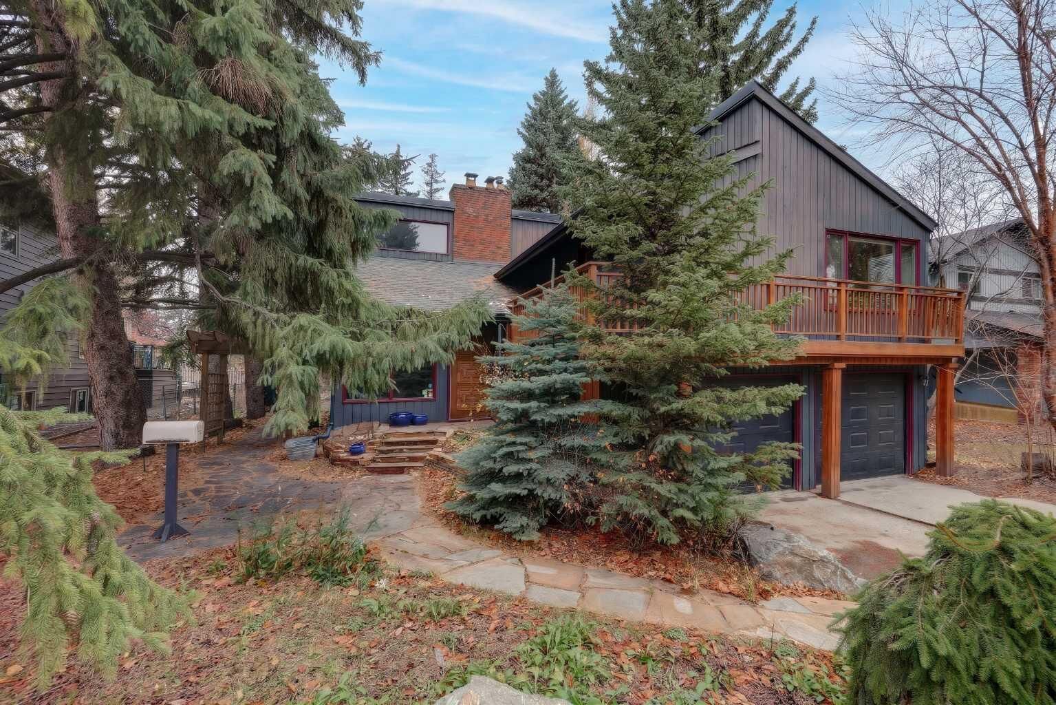 Property Photo:  216 Pump Hill Gardens SW  AB T2V 4M6 