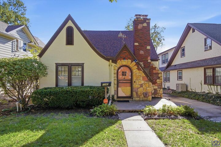 Property Photo:  1340 SW Campbell Ave  KS 66604 