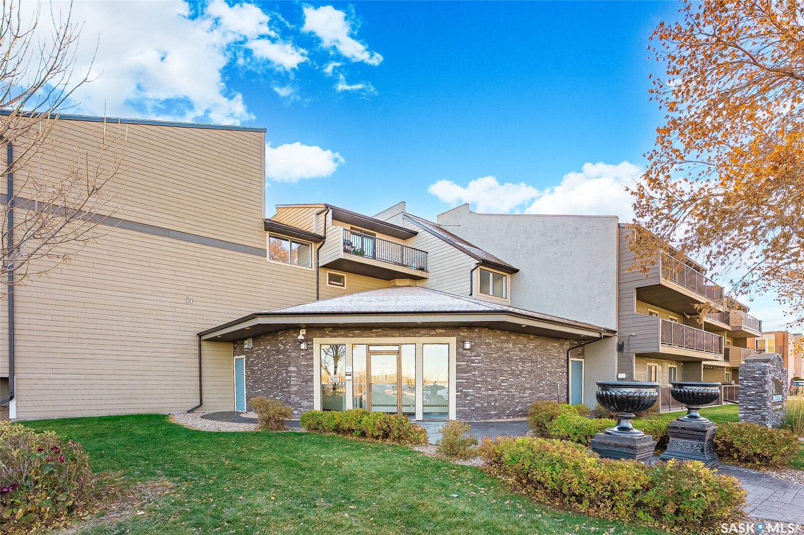 Property Photo:  2233 St Henry Avenue 204  SK S7M 5K6 