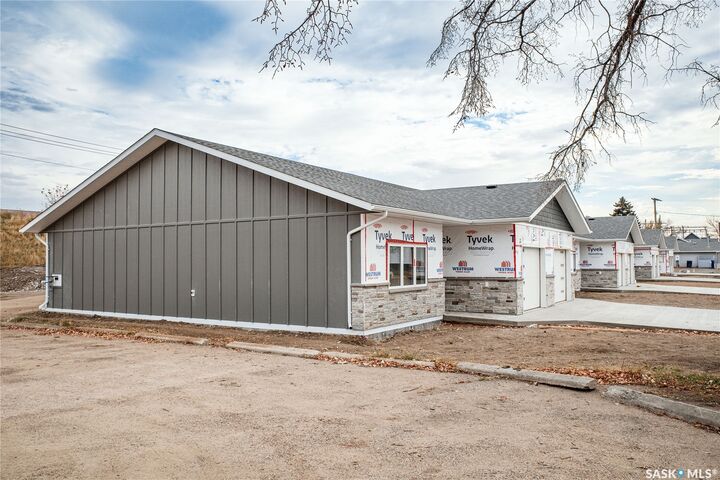 Property Photo:  129 3rd Avenue NE 7  SK S6H 8A9 