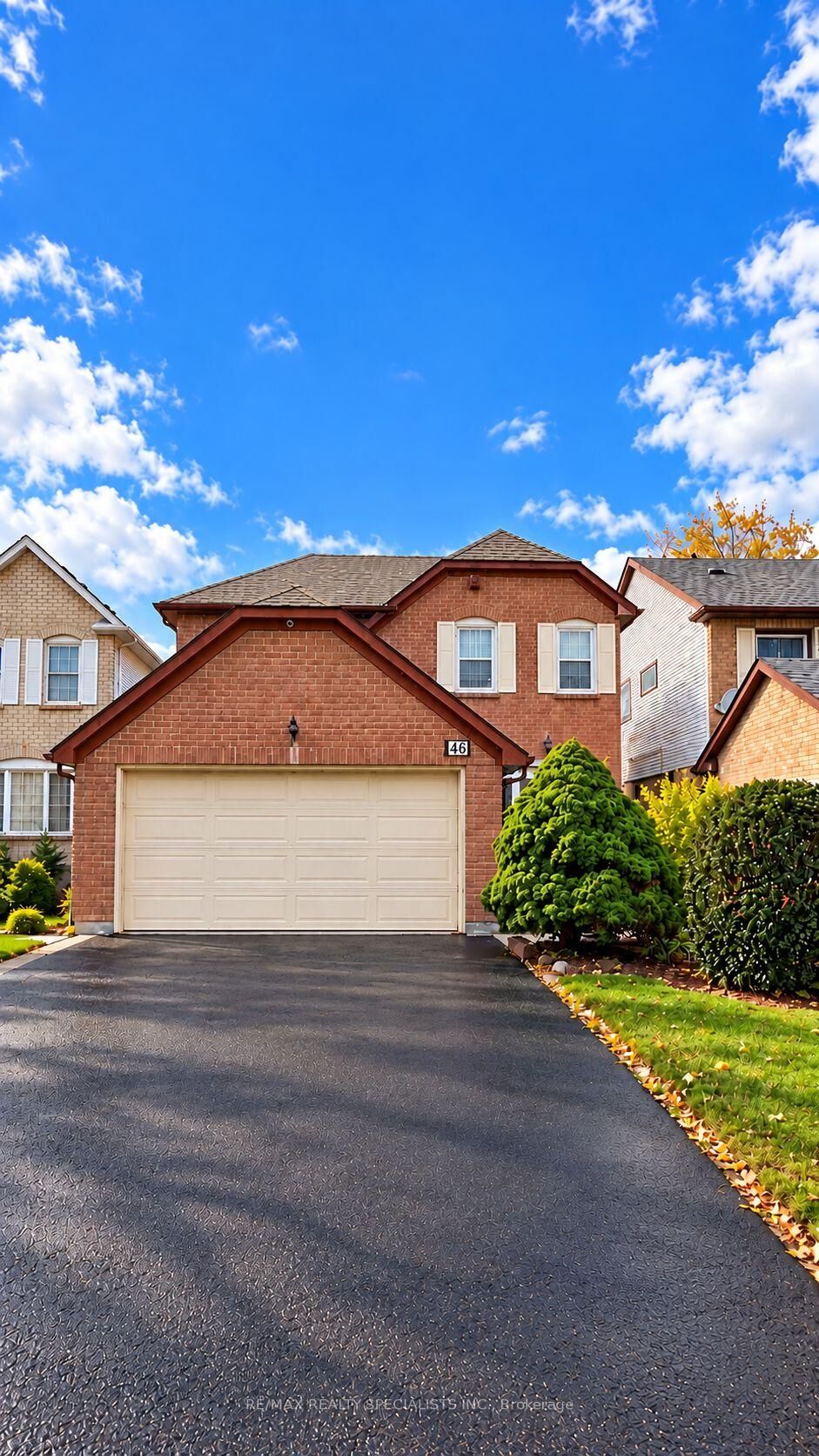 Property Photo: 46 Lacewood Crescent ON L6S 3K4
