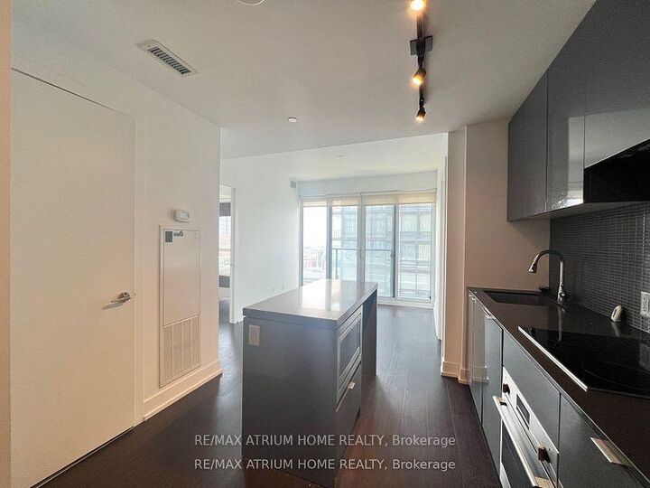 Property Photo: 7 Grenville Street 4101 ON M4Y 0E9