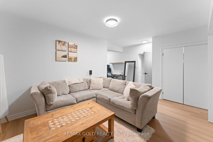 Property Photo:  20 Garden Avenue  ON L4C 6L9 