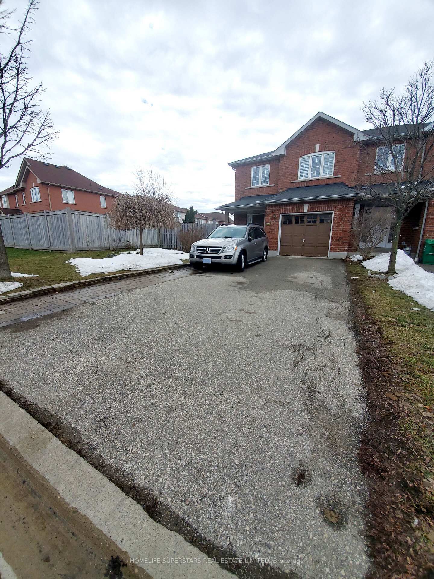 Property Photo: 6096 Windfleet Crescent ON L5V 2Z6