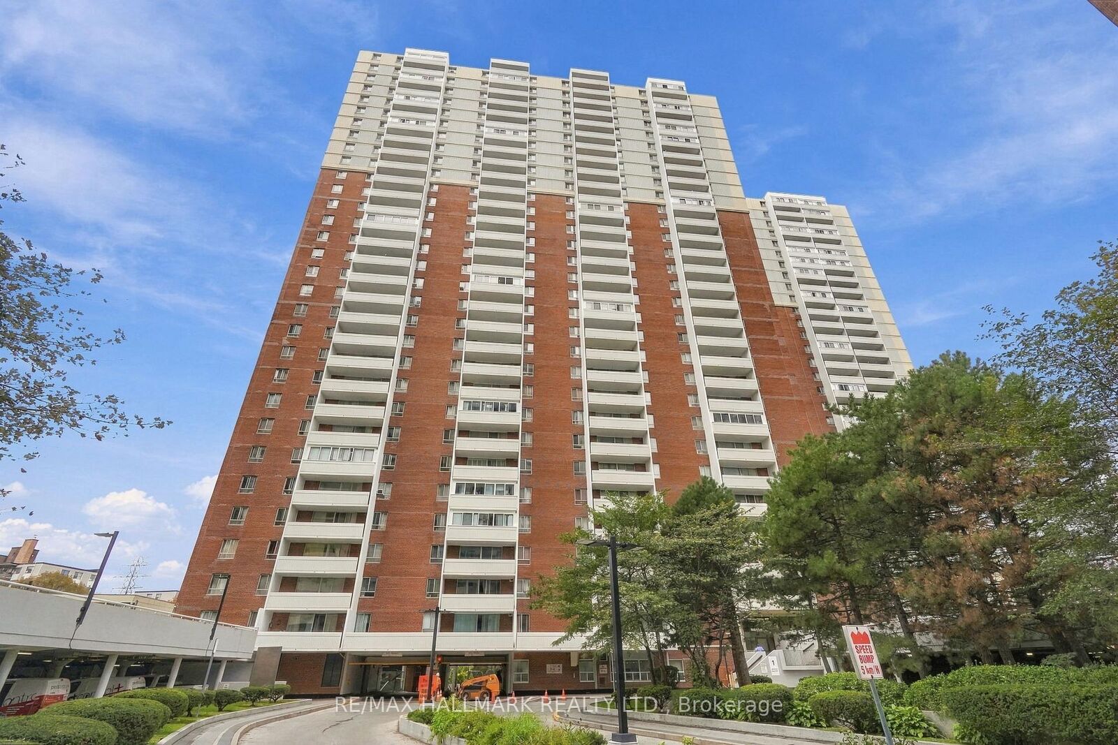 Property Photo:  1 Massey Square 1419  ON M4C 5L4 