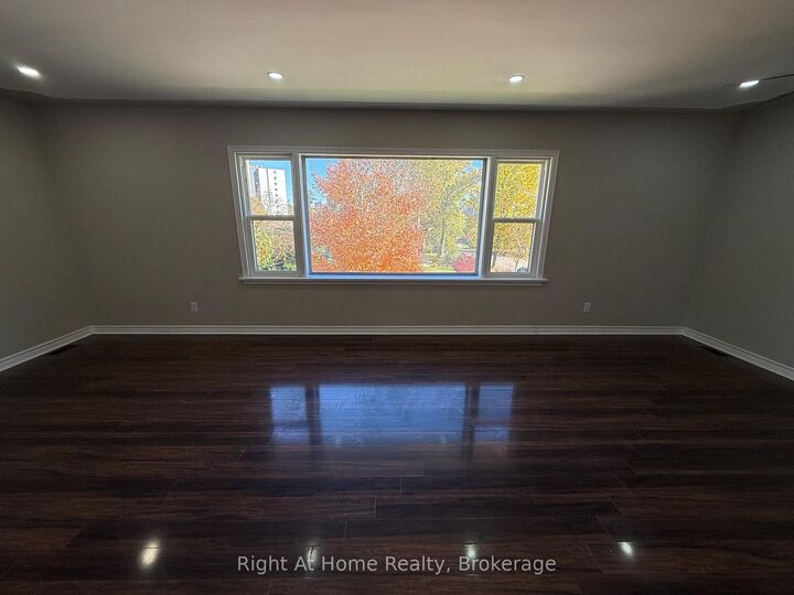 Property Photo:  7 Balmoral Drive 3  ON N2M 2J7 
