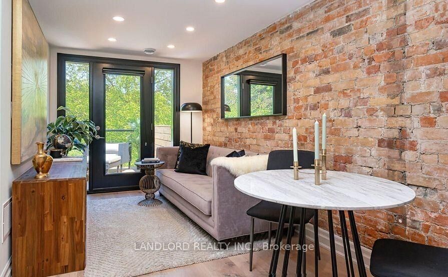 Property Photo:  121 Sorauren Avenue 2  ON M6R 2E3 