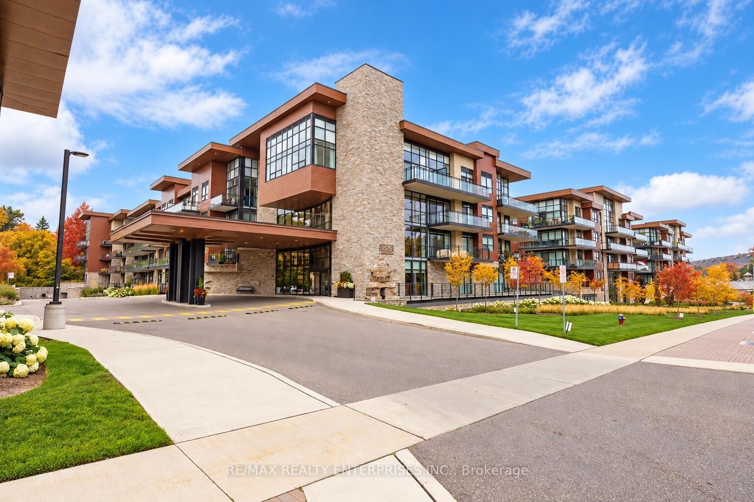 Property Photo:  1575 Lakeshore Road W 404  ON L5J 0B1 