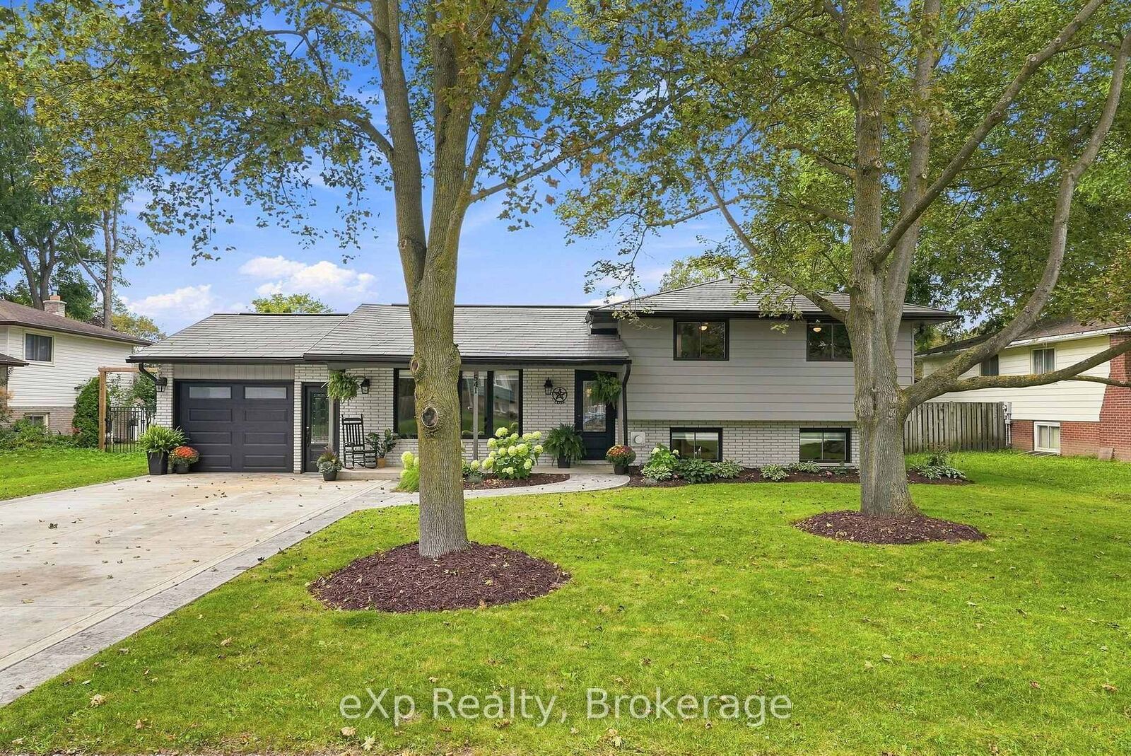 Property Photo:  541 Oakview Crescent  ON N0G 2L2 