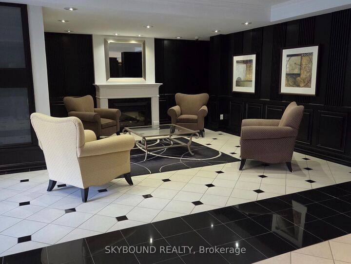 Property Photo:  22 Southport Street W 923  ON M6S 4Y9 