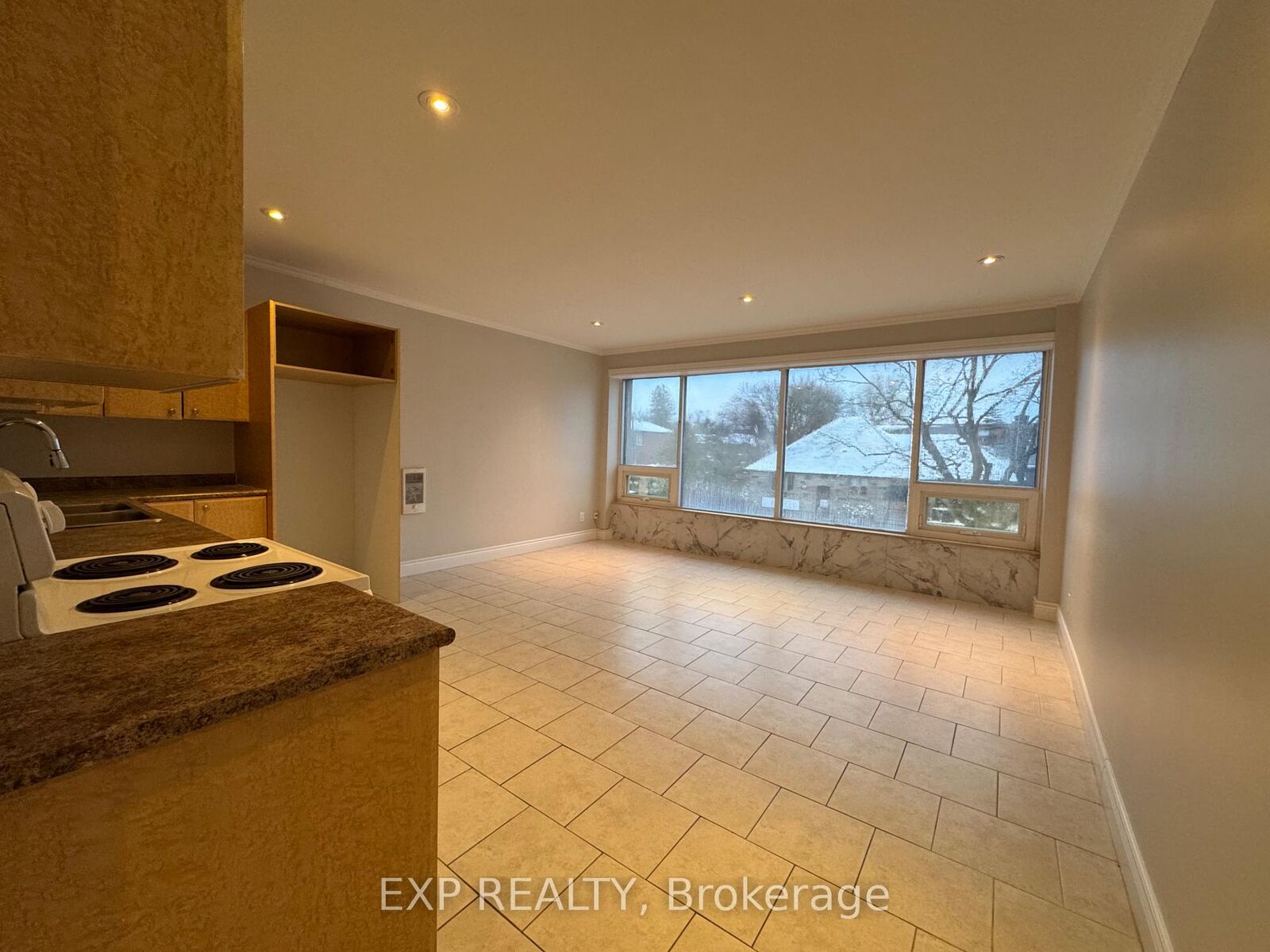 Property Photo:  258 Lakeshore Road E 203  ON L5G 1G9 