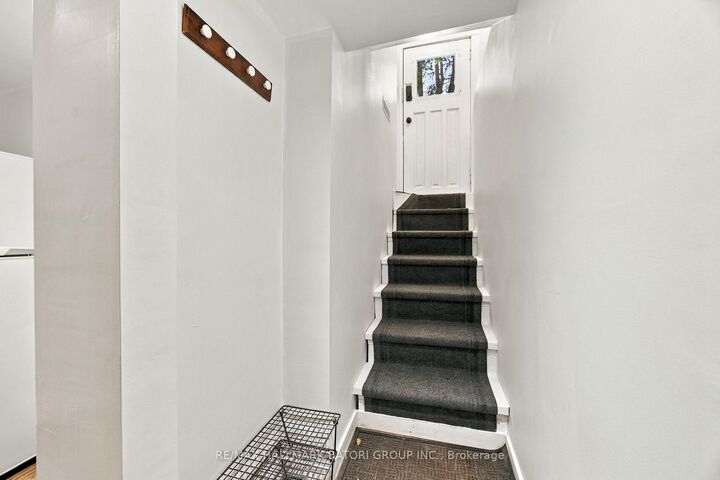 Property Photo:  58 Ellsworth Avenue Lower  ON M6G 2K3 