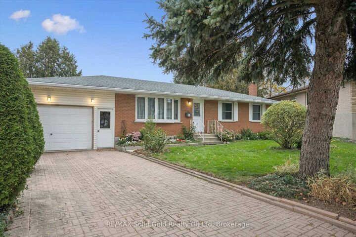 Property Photo:  52 D'Arcy Place  ON N2E 1B8 