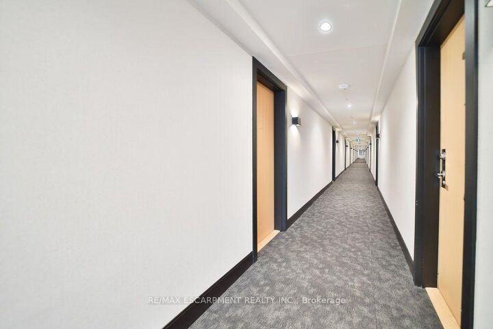 Property Photo:  2530 Eglinton Avenue W 102  ON L5M 0Z5 