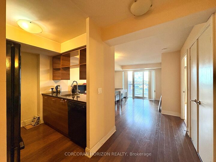 Property Photo: 135 Village Green Square 1620 ON M1S 0G4