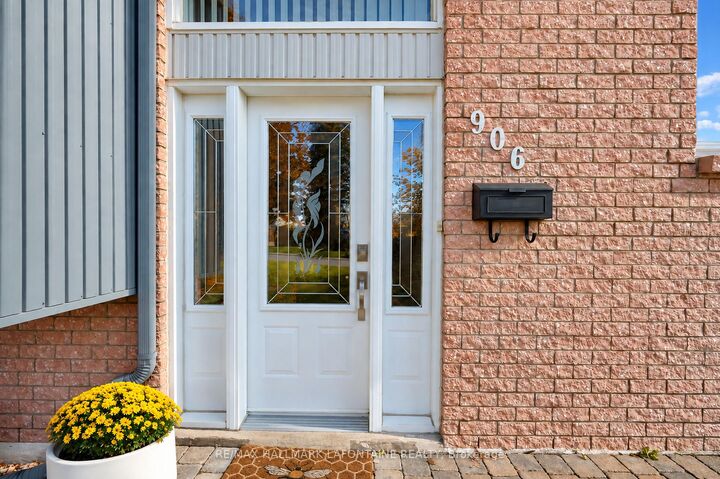 Property Photo:  906 Royal Avenue  ON K6A 3K1 