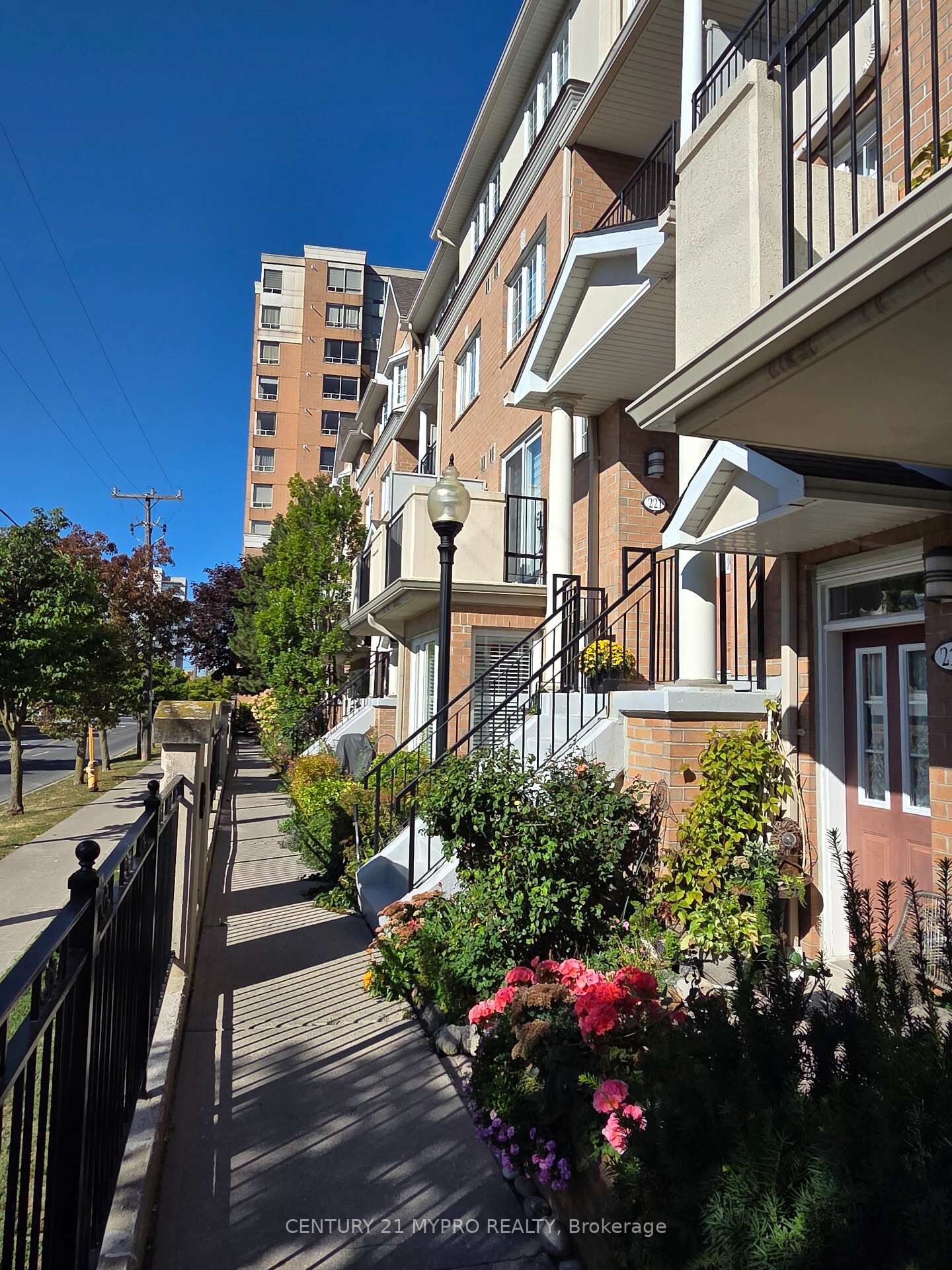 Property Photo:  221 Grandview Way  ON M2N 6V3 