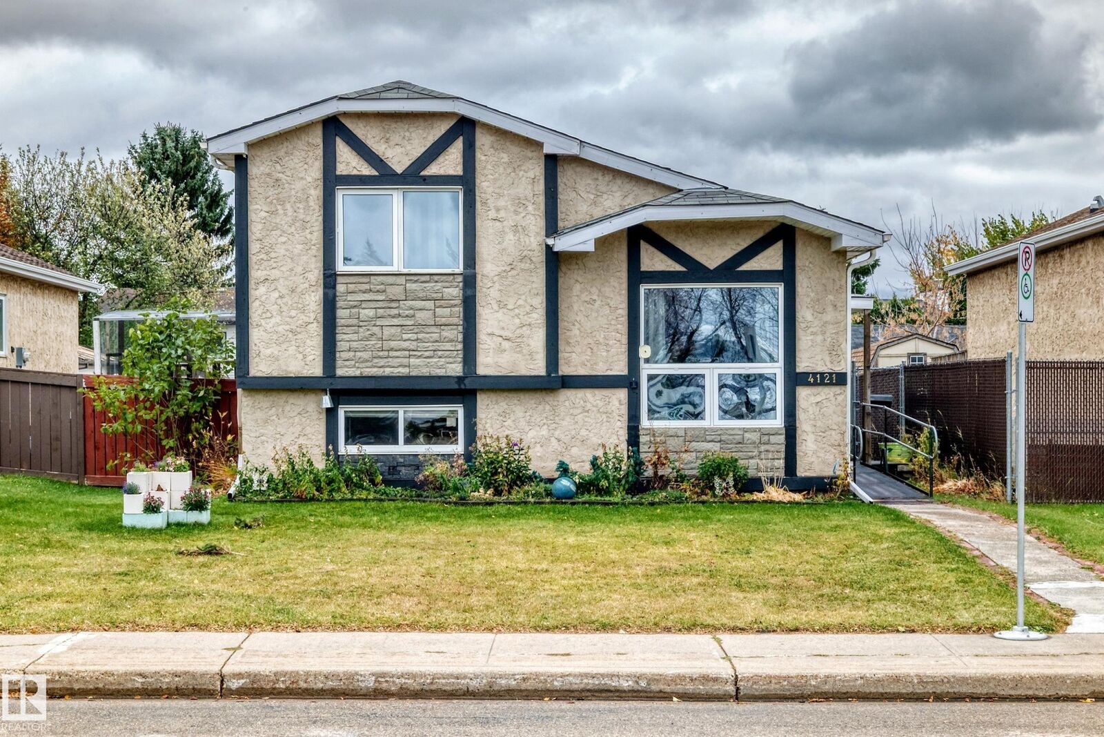 Property Photo:  4121 41 Avenue NW  AB T6L 5M3 