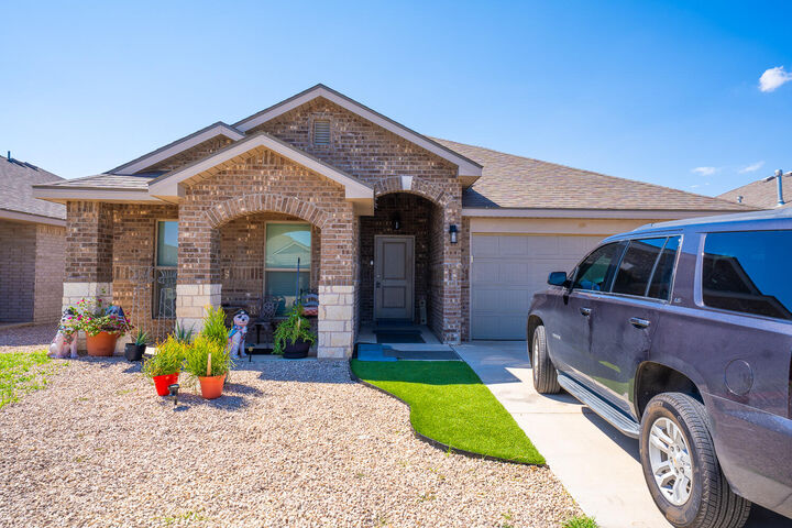 Property Photo: 2026 Kenwood Avenue TX 79407