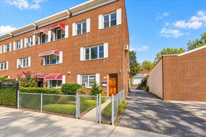 Property Photo:  1562 Paulding Avenue  NY 10462 