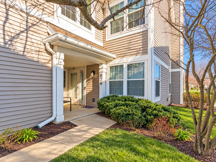 Property Photo:  876 Brompton Court 876  IL 60188 