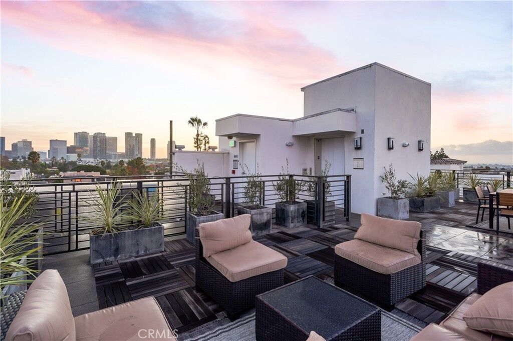 Property Photo:  10663 Kinnard Avenue 301  CA 90024 