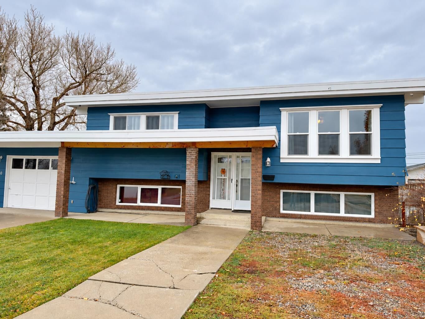 Property Photo:  630 10 Street  AB T0L 0Z0 