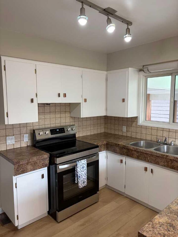 Property Photo:  1301 17 Avenue S 1  AB T1K 1A3 