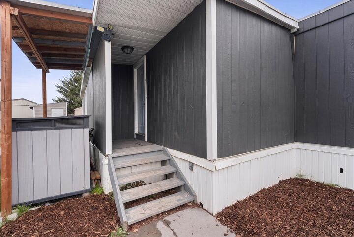 Property Photo:  1101 84 Street NE 819  AB T2A 7X2 