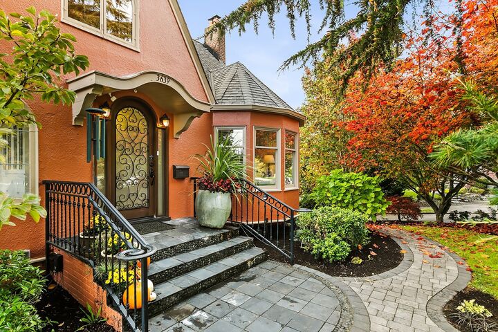 Property Photo:  3639  Magnolia Boulevard W  WA 98199 