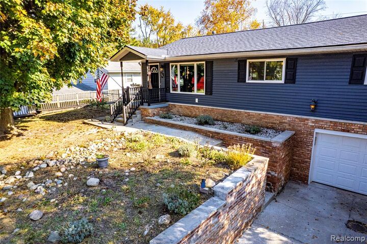 Property Photo:  1815 Manorhaven Street  MI 48462 
