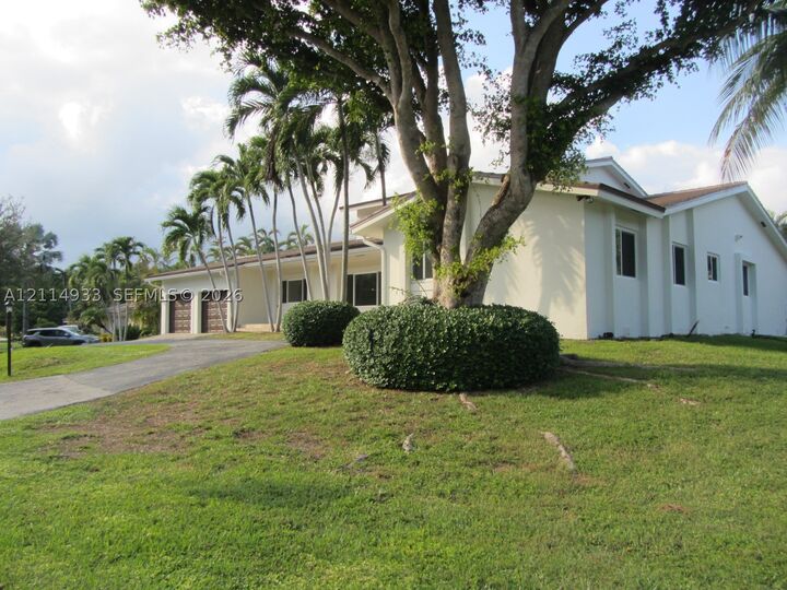 Property Photo: 1001 Bella Vista Ave FL 33156
