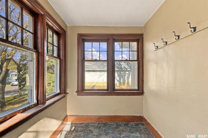 Property Photo:  1702 E Avenue N  SK S7L 1V4 