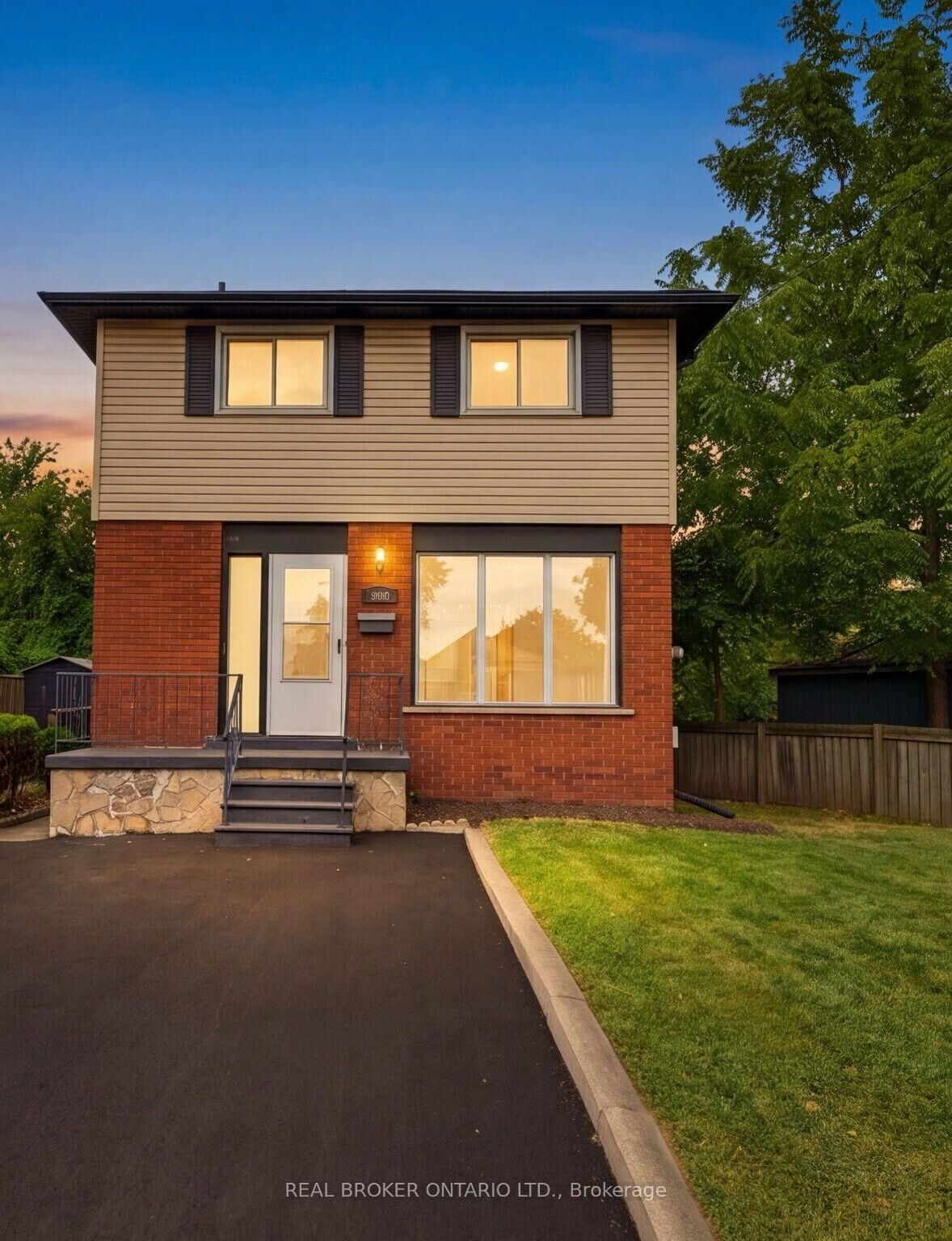 Property Photo: 805 Tate Avenue ON L8H 6M1