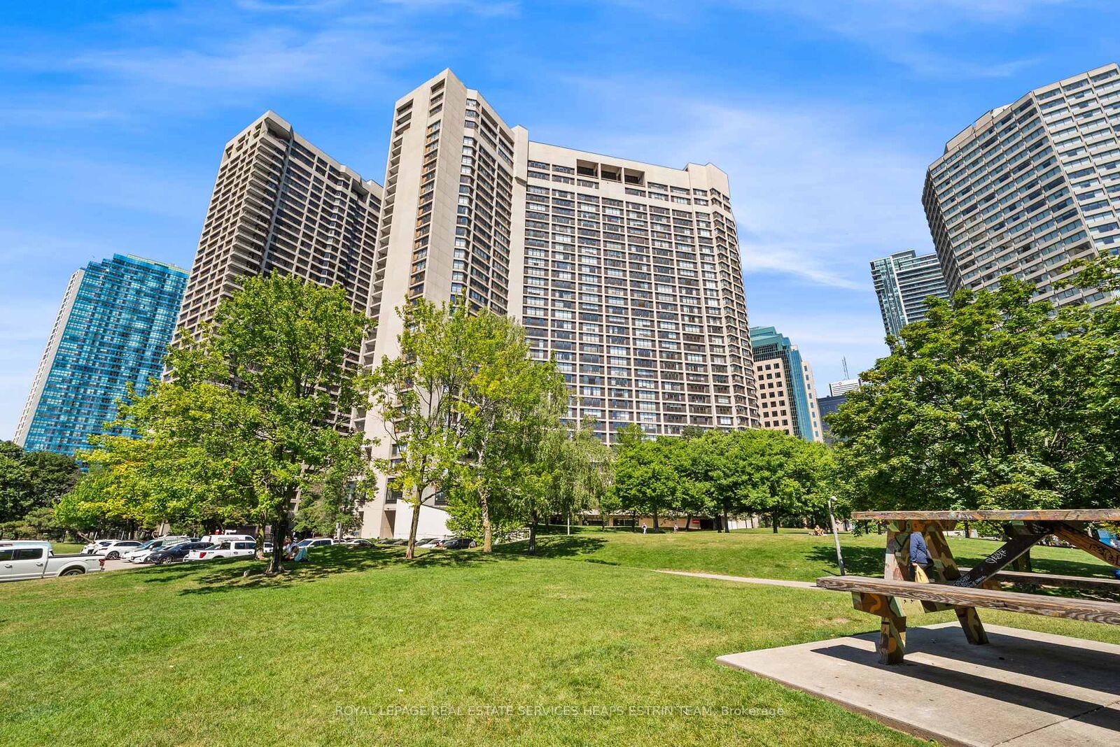 Photo de la propriété:  33 Harbour Square #411  ON M5J 2G2 