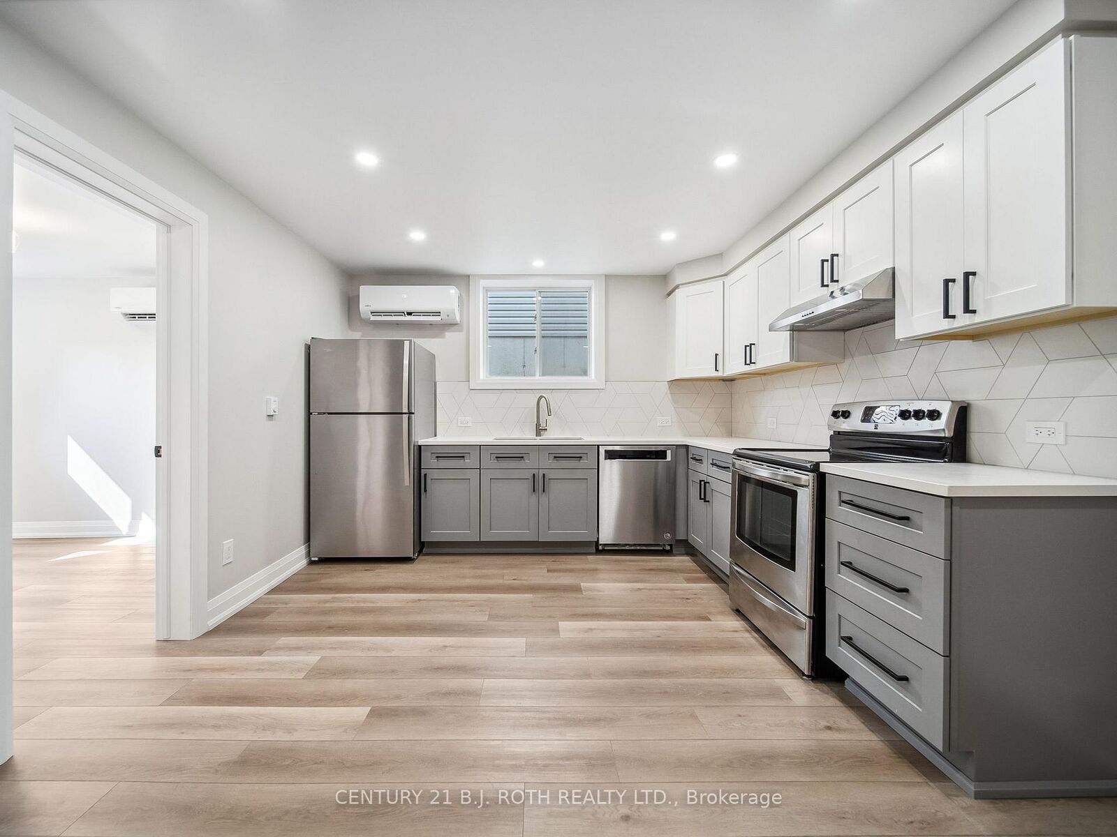Property Photo:  14 Christine Place Lower  ON L3V 7P1 