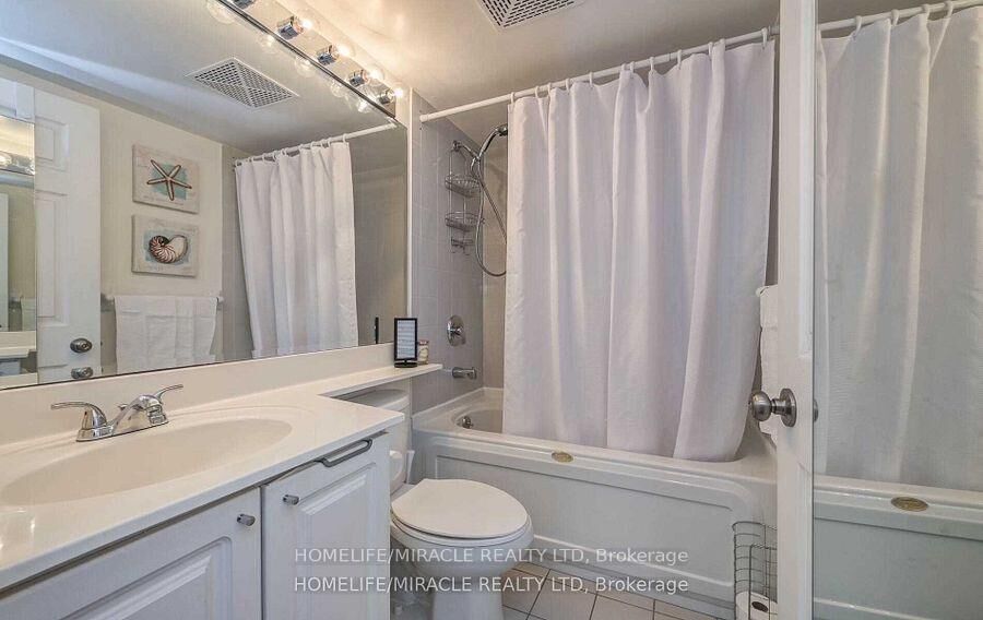 Property Photo:  11 Lee Centre Drive 2305  ON M1H 3J5 