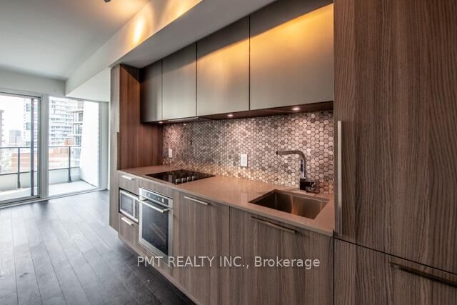 Property Photo: 85 Wood Street 1617 ON M4Y 0E8