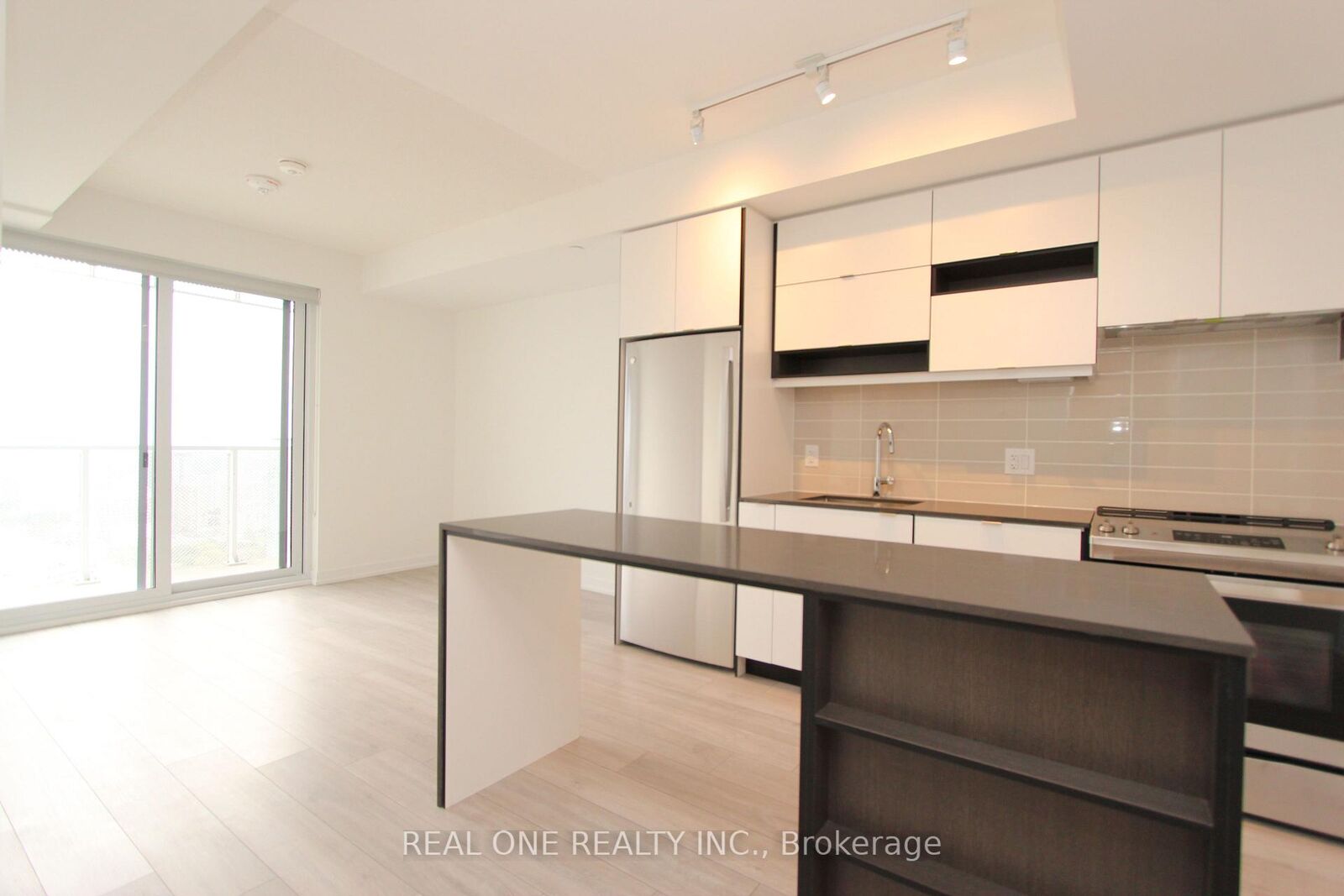 Property Photo:  4065 Confederation Parkway 3807  ON L5B 0L4 