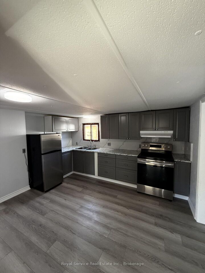 Property Photo:  1037 Arthur Street 2  ON L1B 1K6 