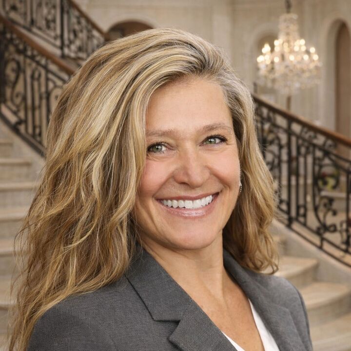 Donna Seybold, Real Estate Broker in Glen Ellyn, Circle