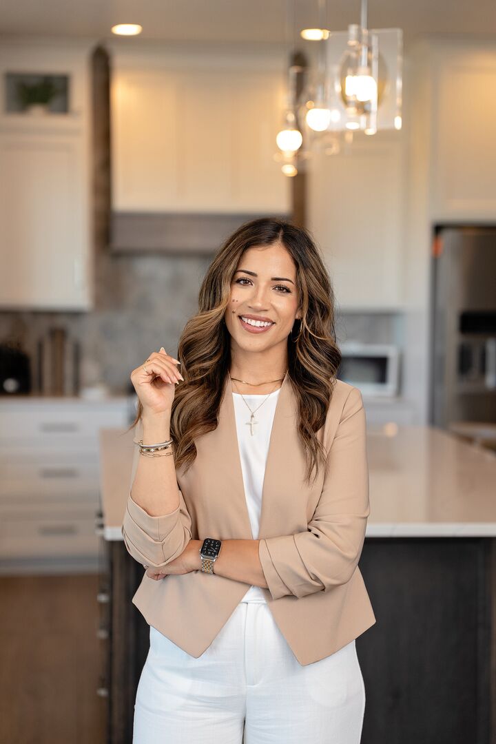 Jessica Alvarez, Real Estate Salesperson in Sioux Center, Signature Real Estate