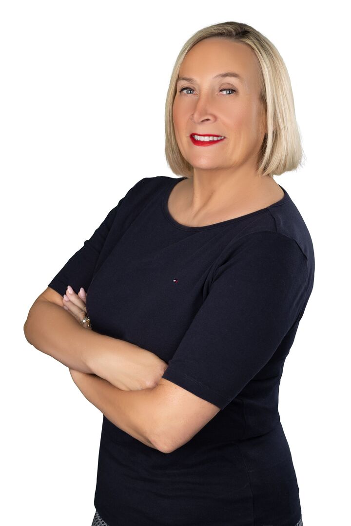 Michelle Thompson, Real Estate Salesperson in Canyon Lake, Associated Brokers Realty