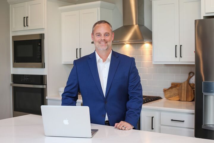 Justin Thompson, Real Estate Salesperson in Urbandale, Signature Real Estate