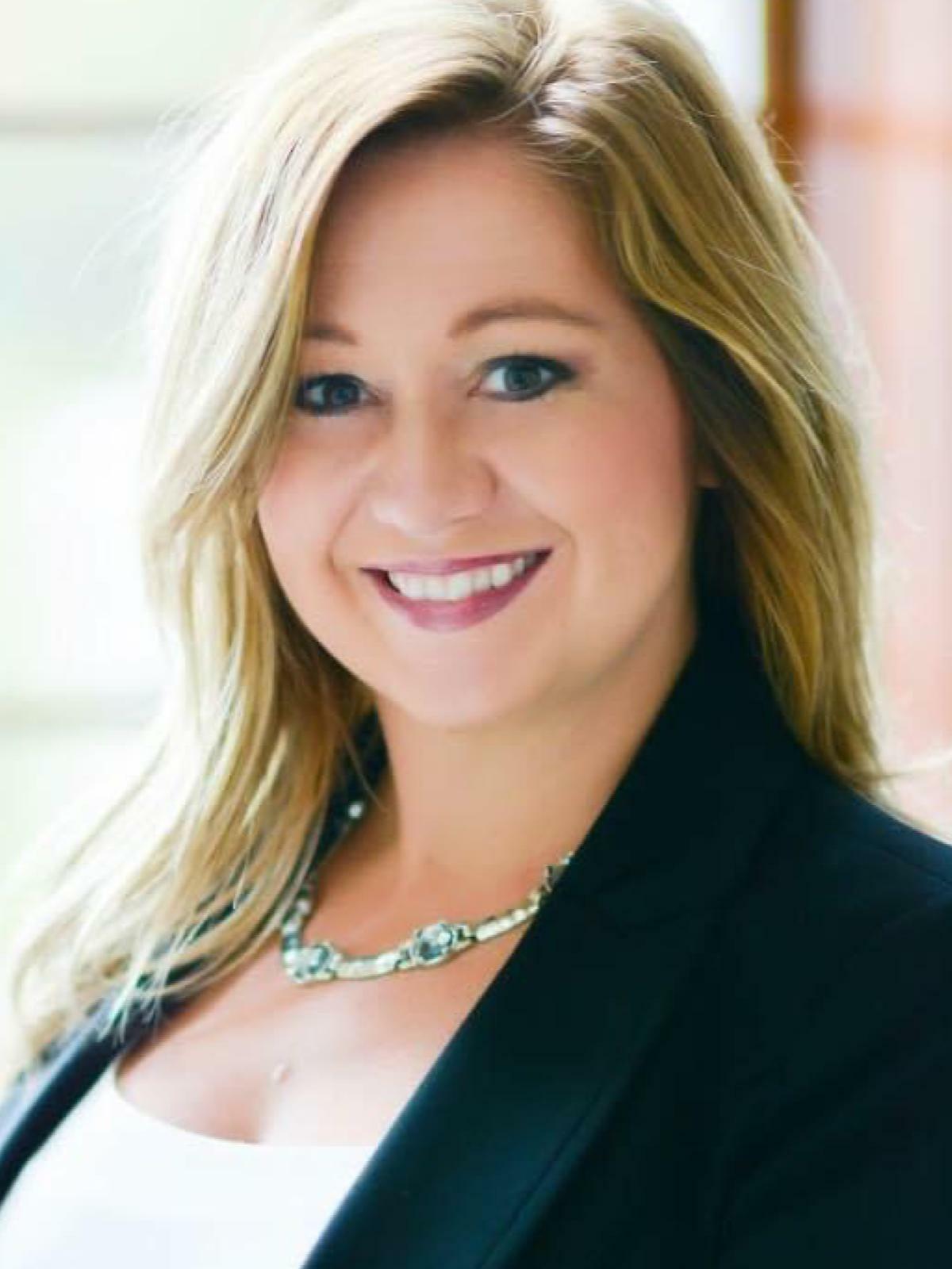 Tyra McAbee, Associate Real Estate Broker in Hiawatha, Signature Real Estate