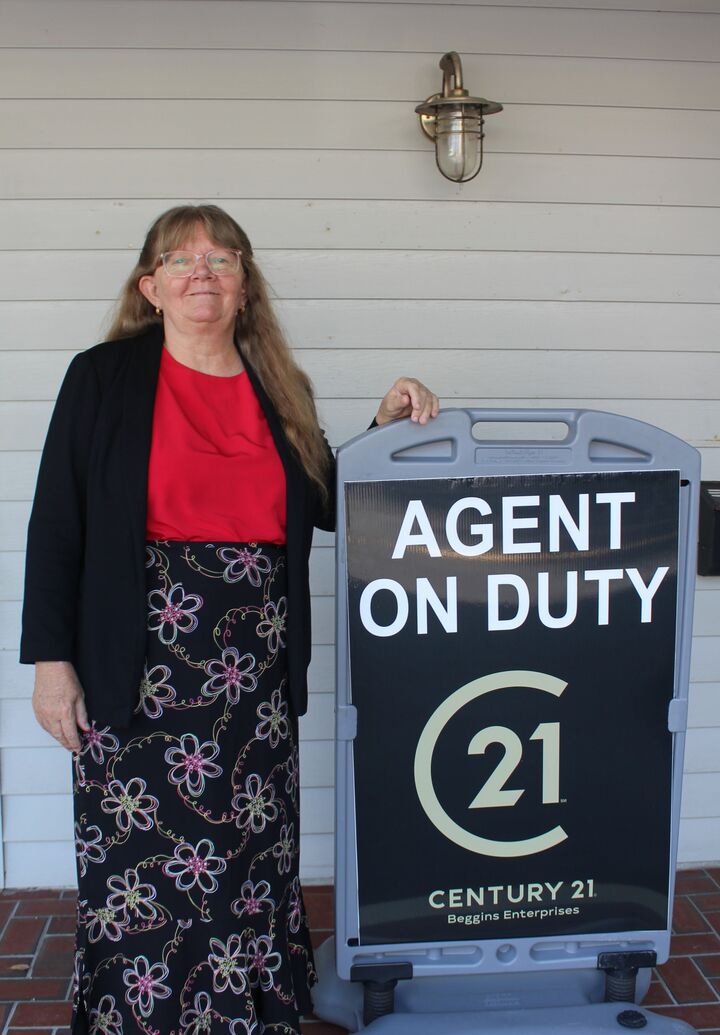 Lee McKenzie, Real Estate Salesperson in Indian Rocks Beach, Beggins Enterprises